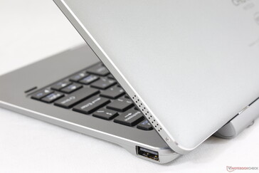 Die matte und leicht angeraute Oberfläche versteckt Fingerabdrücke recht gut