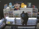 Aufnahmen einer Ring-Kamera beim Diebstahl in The Card Lab
