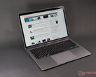 Das Apple MacBook Air ist nicht gerade für seine fantastische Kühlung bekannt. (Bild: Notebookcheck) 