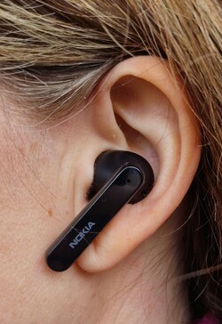 Die Clarity Earbuds+ schirmen gut ab, haben große Treiber, aber wenig Durchschlagskraft