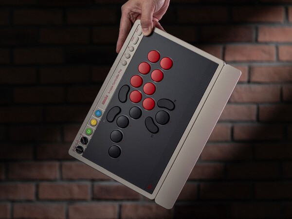 Der 8BitDo Arcade Controller Pro besitzt eine magnetische Handballenauflage