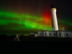 Polarlichter über Covesea Lighthouse, Schottland (Bildquelle: Scott Mellis via Space.com, bearbeitet)