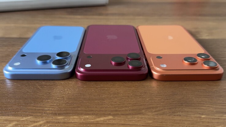 Im direkten Vergleich zwischen iPhone 18 Pro Max Dummy und dem iPhone 17 Pro Max fällt das dickere Kamera-Modul ins Auge.