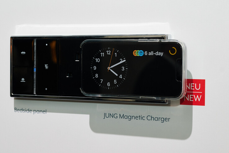 Ein iPhone 13 Mini im Querformat blockiert ein Nachbarmodul.