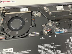 Die Kühlung besteht aus einem Lüfter und einer Heat Pipe.