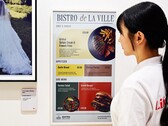 Das neueste E-Ink-Display von LG kann über eine Qi2-Powerbank magnetisch aufgeladen werden.
