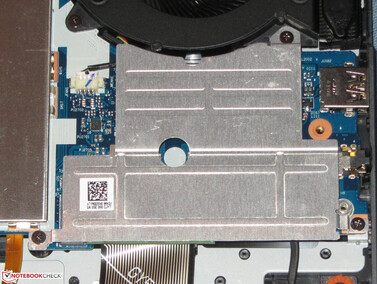 Hinter einer entfernbaren Abdeckung, ...