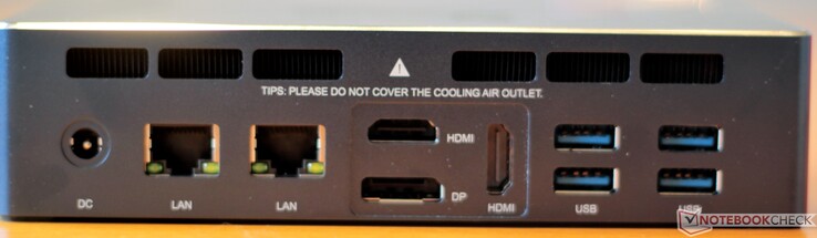 Hinten: Netzteil, 2x Gigabit LAN, 2x HDMI 2.0, DisplayPort 1.4, 4x USB-A 3.0, Lüfterauslass (entlang der Oberseite)