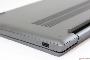 Abgerundete Ränder und Ecken. Einen Kensington Lock gibt es nicht