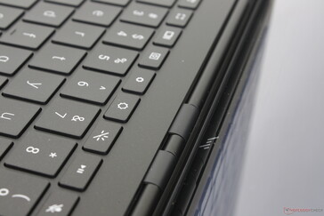 Die Scharniersteifigkeit ist zufriedenstellend, mit minimalem Wippen und ohne spürbares Knarren