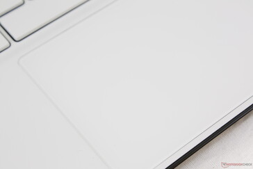 Die weiße Oberfläche versteckt Fingerabdrücke besser als das sonst übliche schwarze Clickpad der meisten anderen Laptops