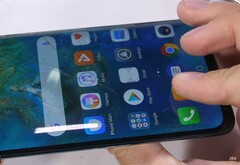 Das gekrümmte Display des Mate 20 Pro zeigt sich beim Bend-Test nicht auf Samsung-Niveau.