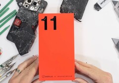Das OnePlus 10 lässt sich mühelos in zwei Teile zerbrechen, das OnePlus 11 ist etwas robuster. (Bild: JerryRigEverything)