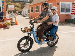 Beim Segway Muxi Pro E-Bike kann eine zweite Person auf dem optionalen Rücksitz befördert werden