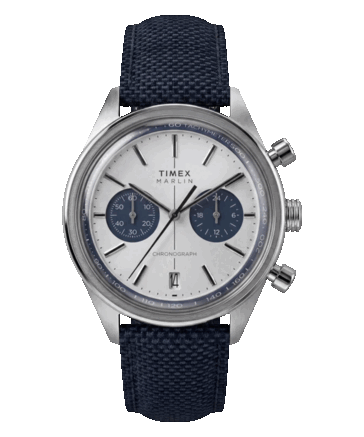 Timex Marlin Jet Chronograph TW2Y89900 mit silberweißem, konkavem Zifferblatt, marineblauen Chronographen-Hilfszifferblättern, Datumsfenster bei 6 Uhr und marineblauem Stoffarmband.