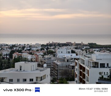 Vivo X300 Pro 200 Megapixel 85mm Telefoto.