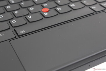 Das kleine Touchpad ist gequetscht und schwammig. Die Tastatur unterstützt leider keine kabellose Auflademöglichkeit
