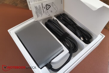 Der Verpackungsinhalt: Das Netzteil selbst plus Zubehör