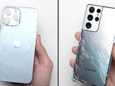 Das Apple iPhone 13 Pro zeigt sich im Drop-Test nicht signifikant robuster als ein Galaxy S21 Ultra. (Bild: PhoneBuff, YouTube)