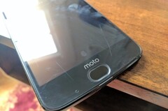 Mit dem Fingernagel sehr leicht zerkratzbar, das Moto Z2 Force mit Shattershield-Display.