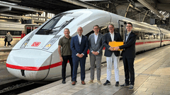 Vertreter von Infrago und Hitachi Rail feiern die vollständige Inbetriebnahme von ETCS. (Bildquelle: DB Infrago / Maria Brakel)