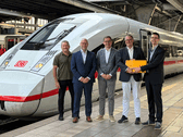 Vertreter von Infrago und Hitachi Rail feiern die vollständige Inbetriebnahme von ETCS. (Bildquelle: DB Infrago / Maria Brakel)