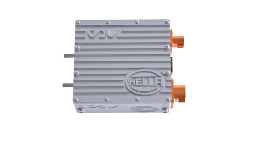 Virtually Isolated Onboard Charger (viOBC) von Forvia Hella und Tau Motors: Kleiner und leichter, höhere Leistungsdichte und Energieeffizienz als konventionelle On-Bord-Ladelösungen (Bild: Forvia Hella)