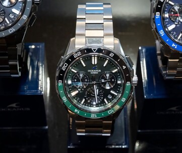 Die grüne Casio Oceanus OCW-P3000-Uhr, hier von vorne abgebildet, verfügt über ein grün-schwarzes Zifferblatt mit einer zweifarbigen Keramiklünette.