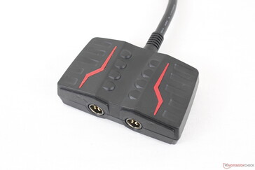 Die beiden Netzteile müssen noch mit diesem zusätzlichen Adapter verbudnen werden, bevor sie an den Laptop kommen