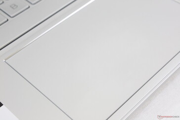 Das 11,5-x-7,5-mm-Clickpad bietet viel Platz, allerdings haben die integrierten Tasten einen kurzen Hub und schwaches Feedback