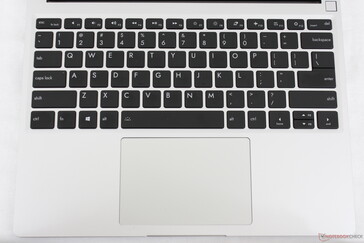 Abgesehen von dem Power-Button samt Fingerabdruckscanner in der rechten oberen Ecke ähnelt das Layout dem Surface Laptop. Die FN-Taste hat keine Status-LED.