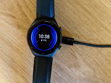Die Xiaomi Watch S1 lädt kabellos per Qi-Standard.