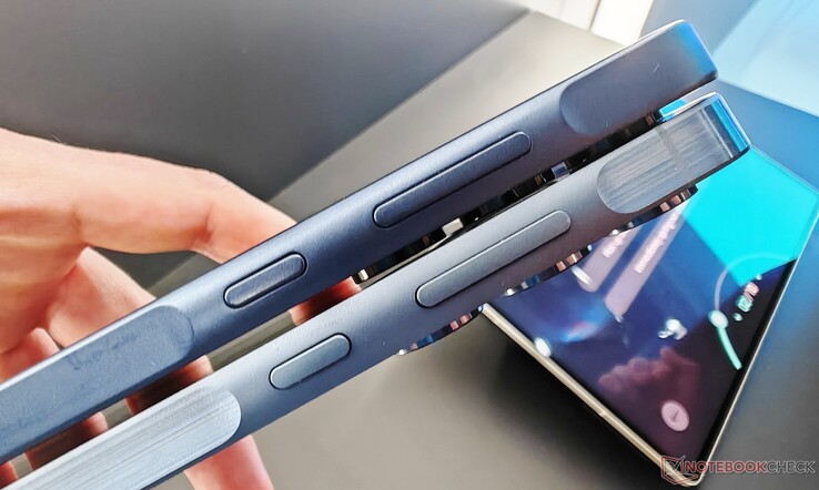 Das Samsung Galaxy A55 5G besitzt einen Metallrahmen, das Galaxy A35 5G begnügt sich mit Plastik. (Bild: Notebookcheck)