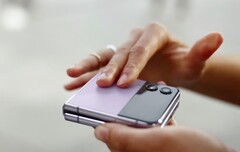 Das Samsung Galaxy Z Flip4 5G bietet ein innovatives, faltbares Design. (Bild: Samsung)