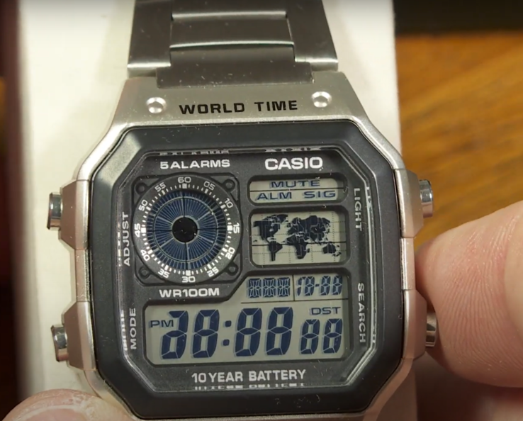 Die Uhren der Casio AE1200-Serie verfügen über einen Diagnosemodus, der durch gleichzeitiges Drücken beider linken Knöpfe und des unteren rechten Knopfes aktiviert wird. (Bildquelle: Greg Anderson - The Good Timekeeper via YouTube)