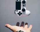 Während die DualSense-2 der PS6 die Form des hier abgebildeten ursprünglichen DualSense beibehalten könnte, testet Sony möglicherweise neue kapazitive Bedienelemente