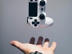 Während die DualSense-2 der PS6 die Form des hier abgebildeten ursprünglichen DualSense beibehalten könnte, testet Sony möglicherweise neue kapazitive Bedienelemente