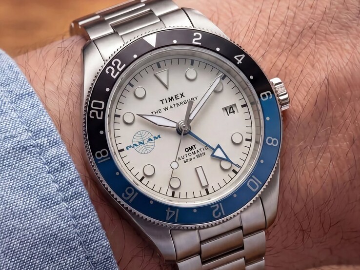 Timex Pan Am Waterbury Automatic GMT Uhr am Handgelenk