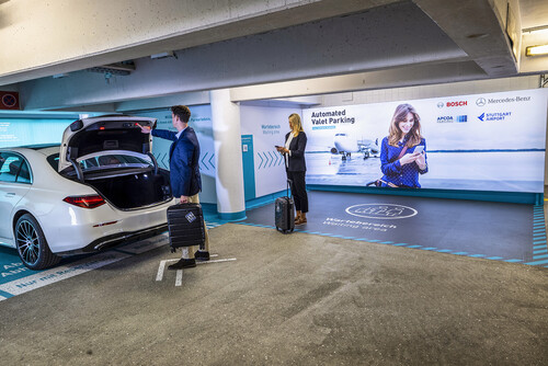Foto: Mercedes-Benz Group AG - Automated Valet Parking im Parkhaus am Flughafen Stuttgart.