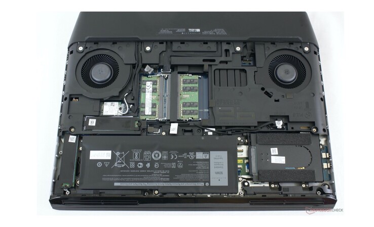 Der Prozessor und der Grafikchip lassen sich beim Area-51m austauschen, die Upgrade-Möglichkeiten sind aber stark begrenzt. (Bild: Notebookcheck)