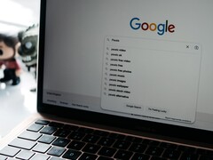 Laptop mit geöffnetem Browserfenster und Google-Startseite auf dem Bildschirm