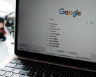 Laptop mit geöffnetem Browserfenster und Google-Startseite auf dem Bildschirm