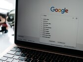 Laptop mit geöffnetem Browserfenster und Google-Startseite auf dem Bildschirm