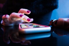 Die meisten Smartphones werden nach wie vor in Geschäften verkauft, der Online-Anteil steigt aber. (Bild: Rob Hampson)