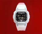 Casio G-Shock DW-5600TNT-7 x thisisneverthat – eine Uhr mit einem durchsichtigen Kunststoff Gehäuse us und Armband vor rotem Hintergrund.