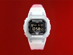 Casio G-Shock DW-5600TNT-7 x thisisneverthat – eine Uhr mit einem durchsichtigen Kunststoff Gehäuse us und Armband vor rotem Hintergrund.