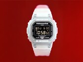 Casio G-Shock DW-5600TNT-7 x thisisneverthat – eine Uhr mit einem durchsichtigen Kunststoff Gehäuse us und Armband vor rotem Hintergrund.