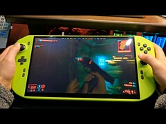 Nahaufnahme eines RTX 4090-betriebenen DIY-Handheld-Gaming-PCs, auf dem Cyberpunk 2077 läuft. (Bildquelle: NITTRX auf YouTube)