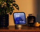 HomeView packt einen kleinen Touchscreen auf einen Standfuß oder an eine Wandhalterung.