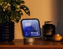 HomeView packt einen kleinen Touchscreen auf einen Standfuß oder an eine Wandhalterung.